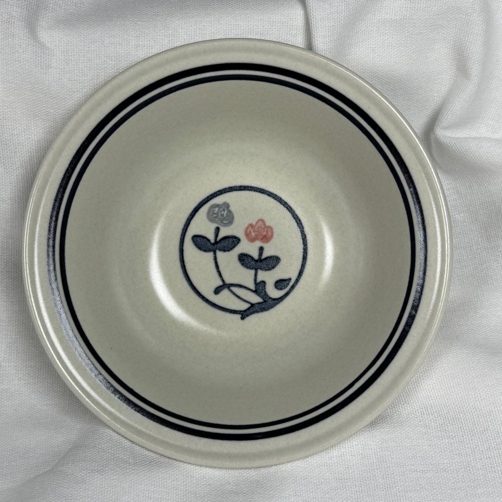 Pfaltzgraff Village Stoneware Set 2 Cereal Bowls 4 Bread Plates USA Vintage - Picture 4 of 12